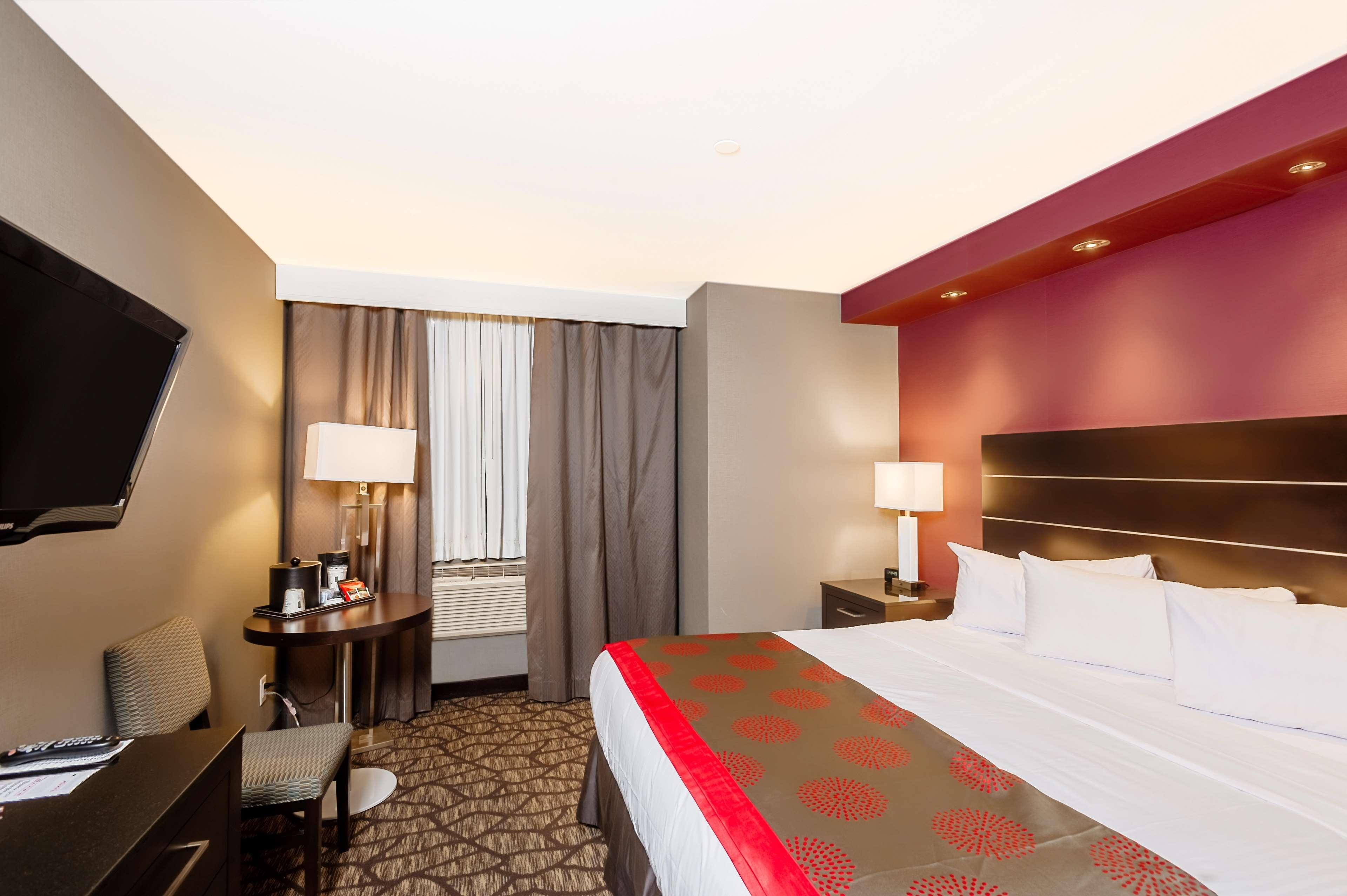 Hotel Ramada By Wyndham By The River 3*