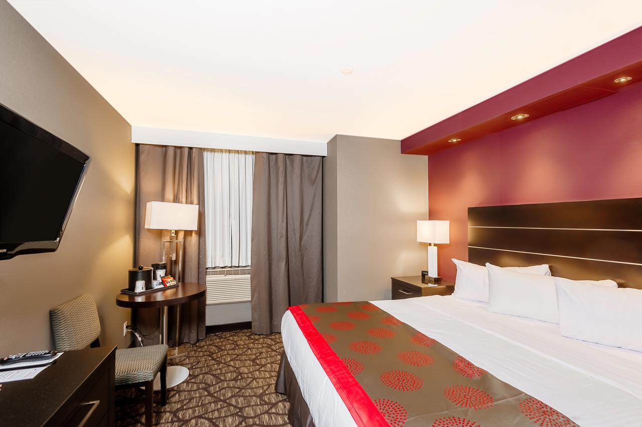 Hotel Ramada By Wyndham By The River 3*
