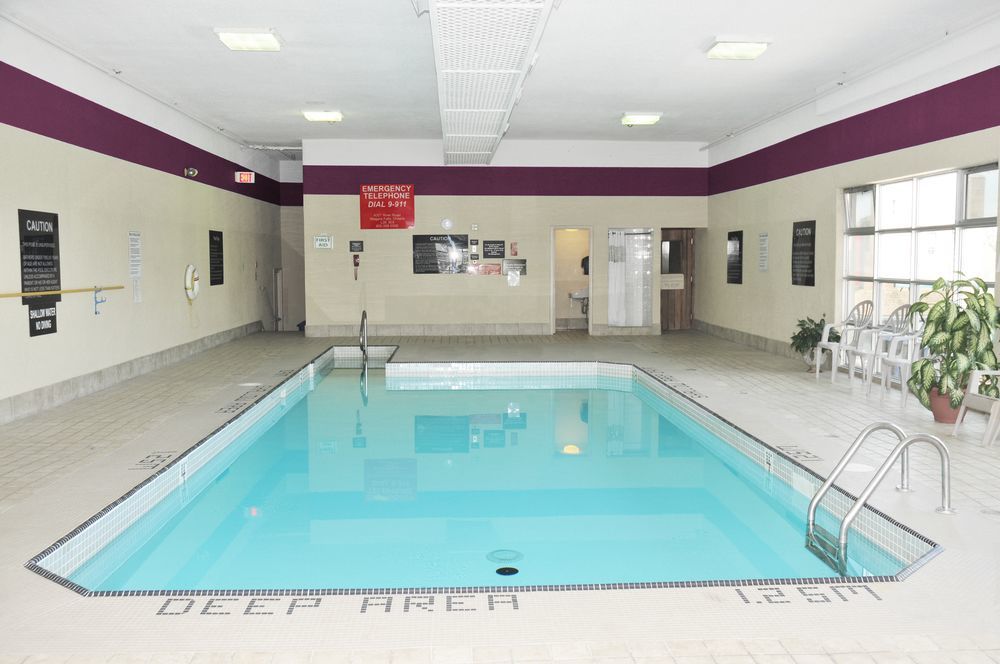 Hotel Ramada By Wyndham By The River 3*