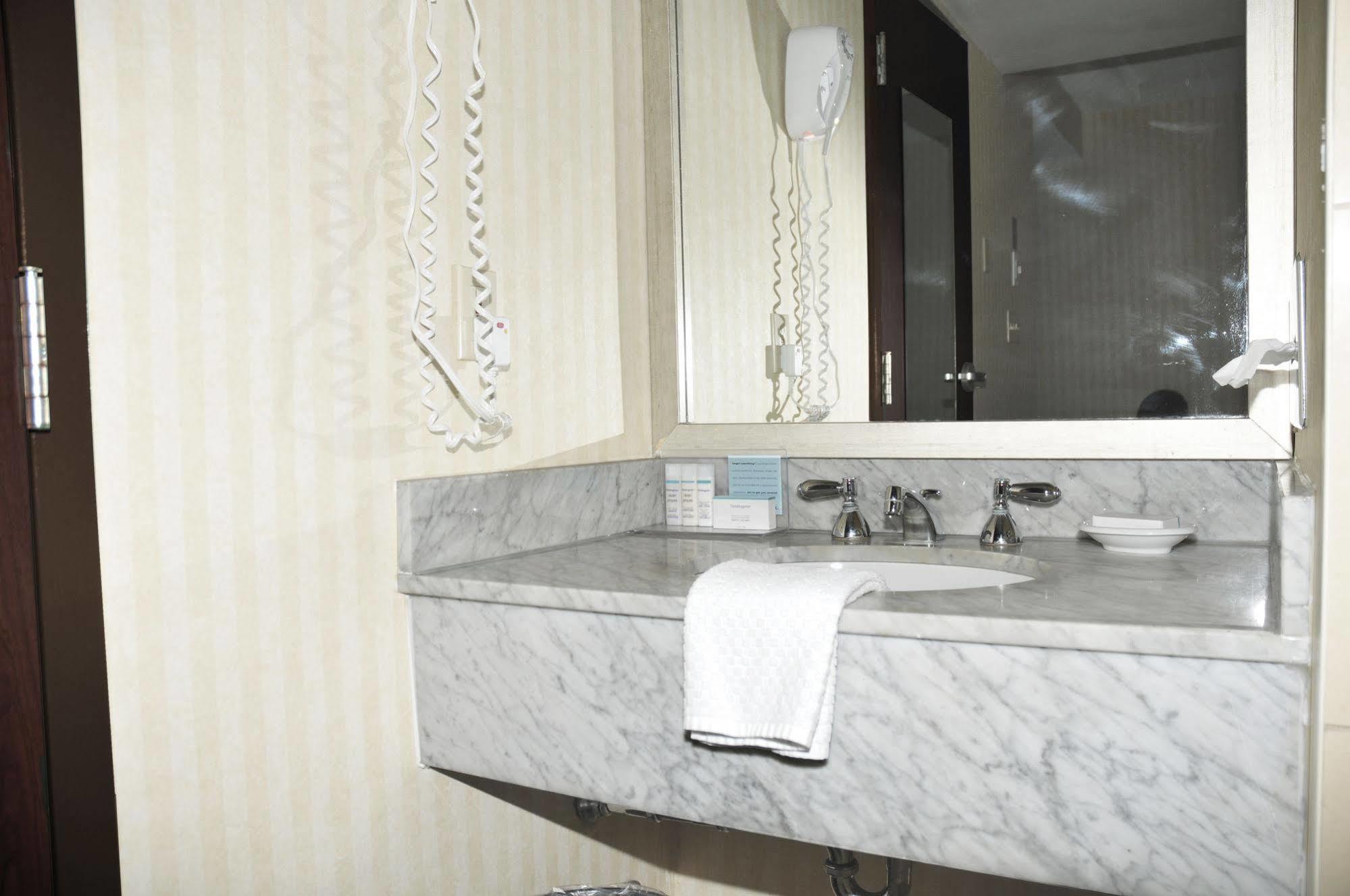 Hotel Ramada By Wyndham By The River 3*