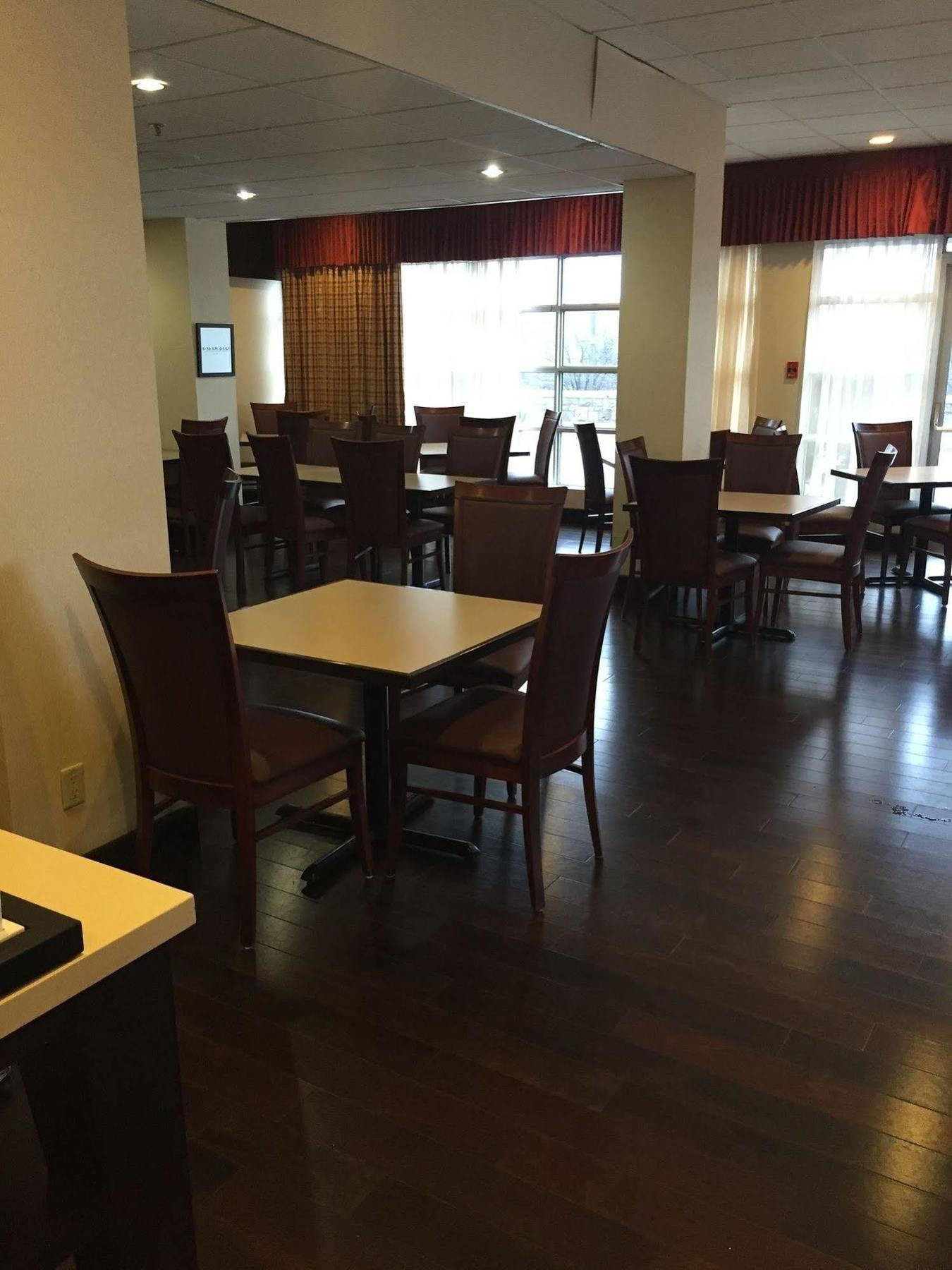 Hotel Ramada By Wyndham By The River