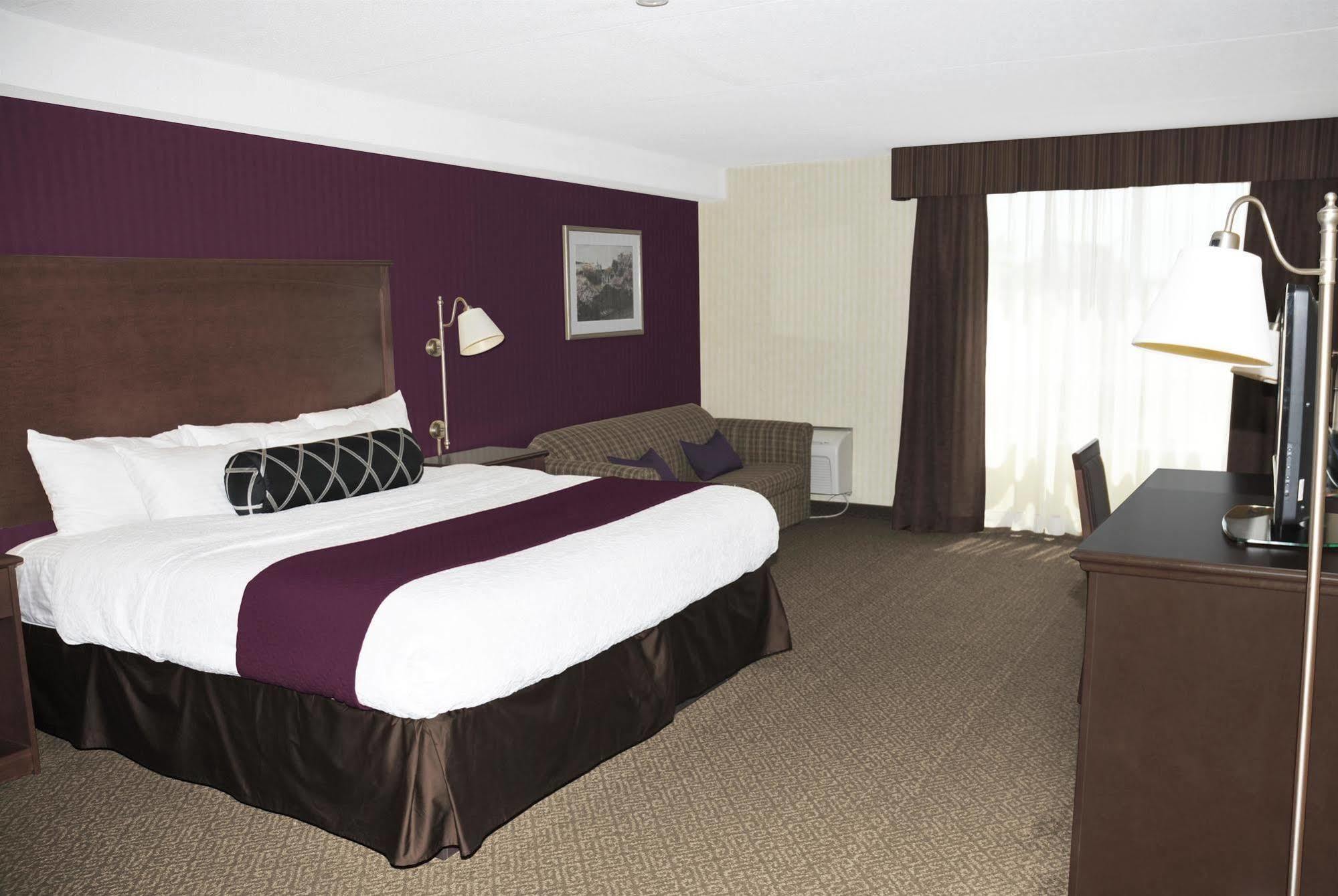 Ramada By Wyndham By The River 3*
