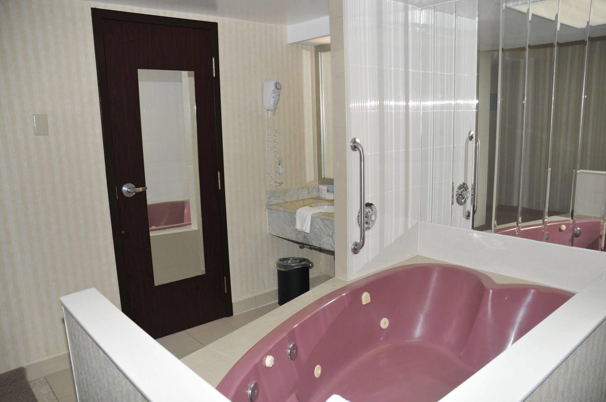 Ramada By Wyndham By The River Niagara Falls