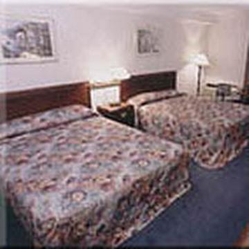 Hotel Ramada By Wyndham By The River 3*